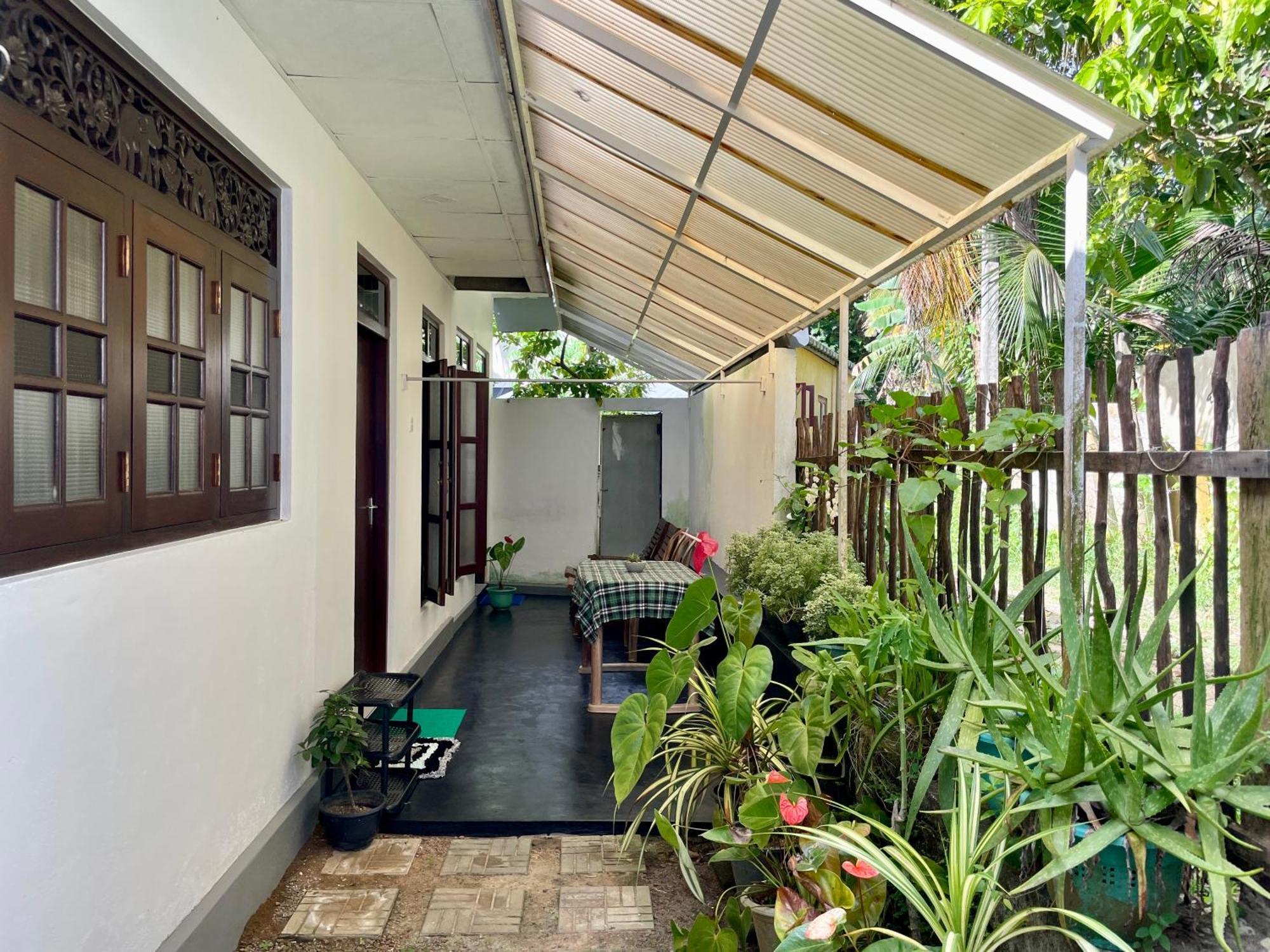 Sun & Tree Homestay Mirissa Exterior foto